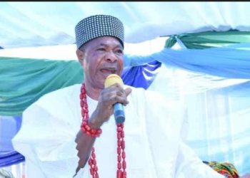 Monarch suspended for abusing naira note on musician