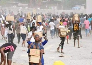 Breaking: Abuja residents loot government warehouse