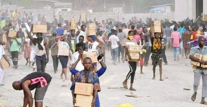 Breaking: Abuja residents loot government warehouse